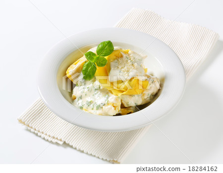 Ricotta and spinach tortelloni with cream sauce 18284162