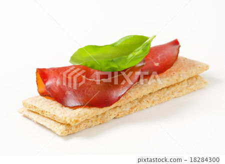 Whole grain crisp bread with smoked beef 18284300