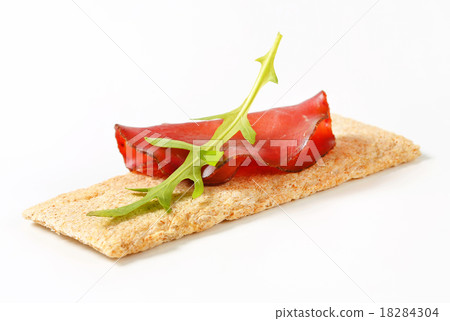 Whole grain crisp bread with smoked beef 18284304