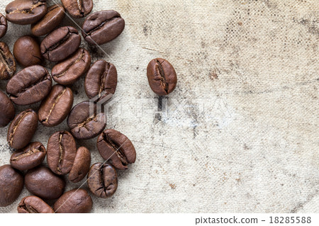 Roasted coffee beans on dirty canvas Roasted coffee beans on dirty canvas 18285588