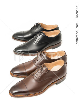 兩雙黑色和棕色皮鞋適合男士 18285640
