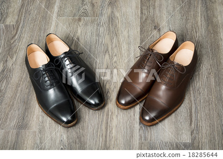 男士黑色和棕色皮鞋 18285644