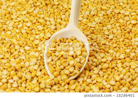Dry split peas with wooden spoon 18286401