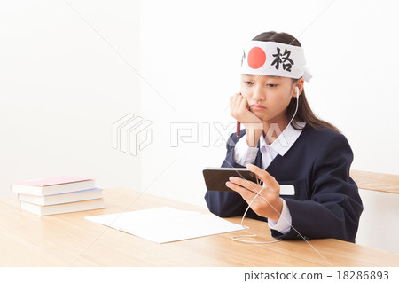 Girls troubled while watching videos Girls troubled while watching videos 18286893