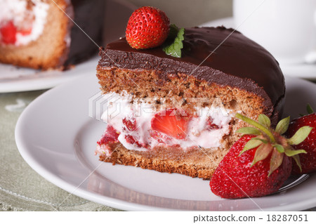 Sponge cake with strawberries and chocolate macro Sponge cake with strawberries and chocolate macro 18287051