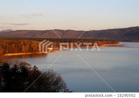 阿寒湖秋葉在清早北海道 阿寒湖秋葉在清早北海道 18290502