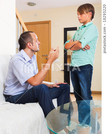 Father and teenage son argue 18293220