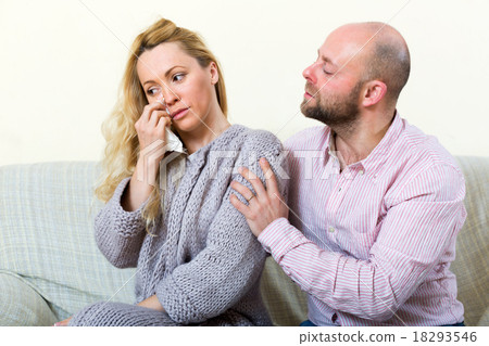 照片素材(图片): man consoling woman