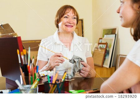 Artist paints a portrait of a woman 18293920
