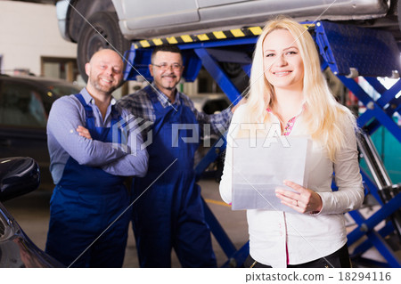 manager and crew doing check up of broken car manager and crew doing check up of broken car 18294116
