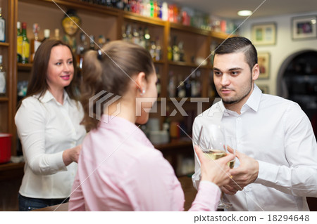 barista and two clients at counter 18294648