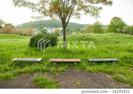 公園的長椅上 公園的長椅上 18295932
