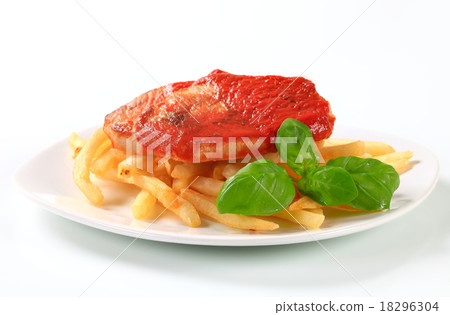 Pan-fried pork with tomato sauce and fries 18296304