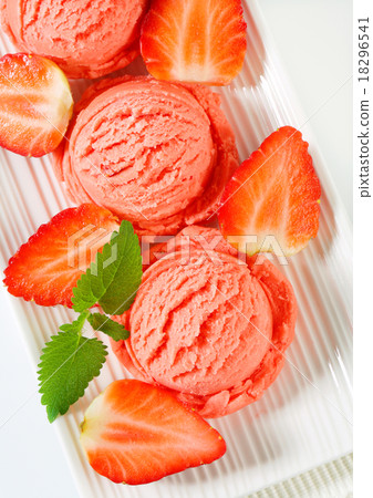 Strawberry sherbet 18296541