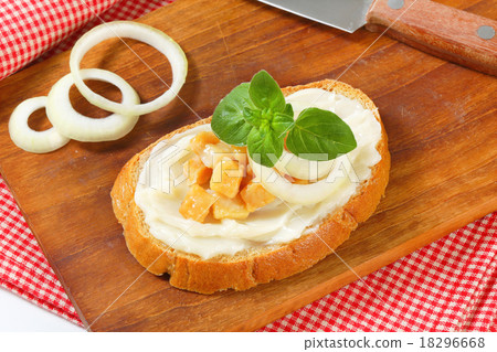 Bread with lard and greaves 18296668