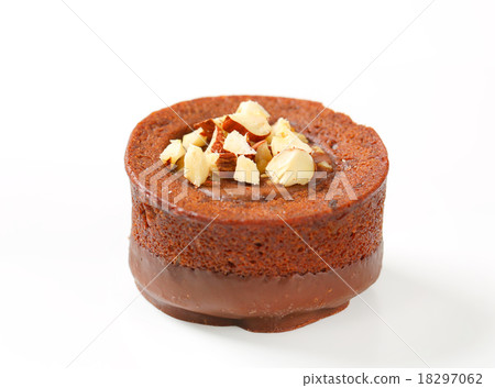 Mini chocolate hazelnut cake 18297062