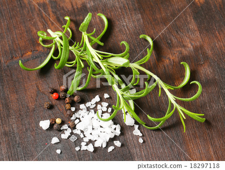 Rosemary, peppercorns and sea salt 18297118
