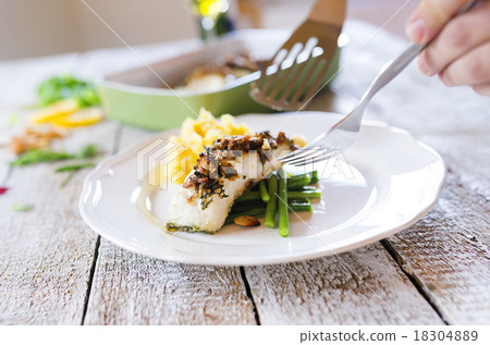 Man serving fish 18304889