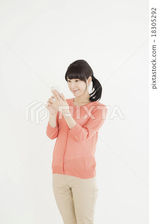 一個女人用智能手機（30年代） 18305292