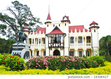 Chali Mongkol Asana at Sanam Chandra Palace 18306427