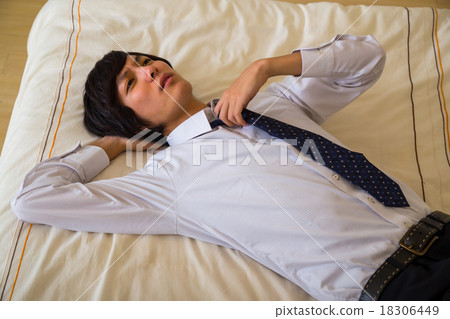 I'm exhausted I'm sick and tired I'm sick and I do not want to change jobs Male tired of black company dissatisfaction 18306449