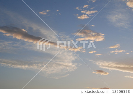 在夕陽下沾染的雲 18306558
