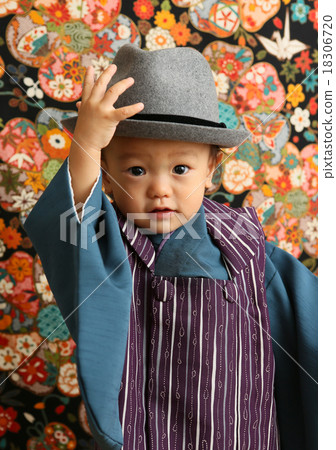 Boy with a pose with a hat 18306720