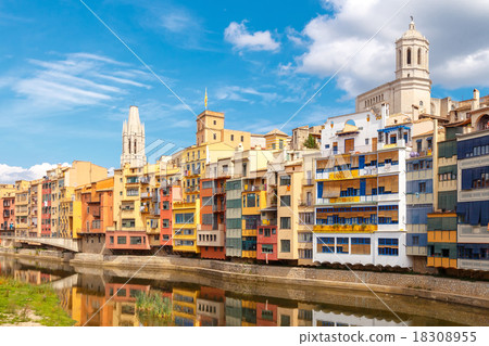 Girona. Multi-colored facades of houses on the 18308955