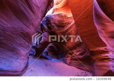 Slot canyon 18309646