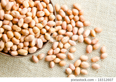 Raw peanuts or arachis. 18312607
