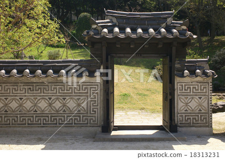 Mitsuike公園的韓國花園，通往Gentoen（Tsurumi ku，Yokohama）的大門 18313231