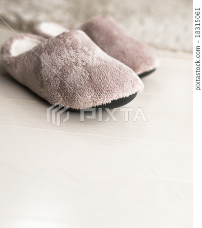 Room shoes are also crowded. 18315061