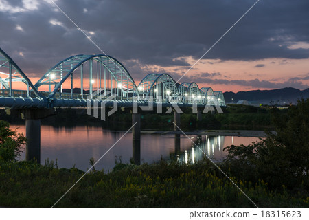 水管橋日落後的漸變(兵庫縣加古川市) 水管橋日落後的漸變(兵庫縣加古川市) 18315623