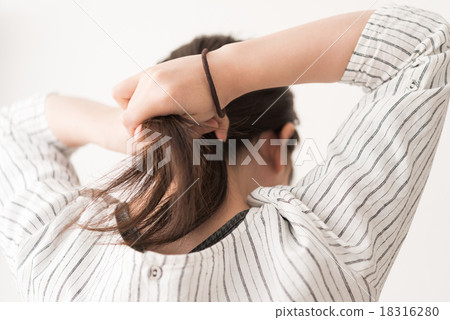 To tie the hair 18316280