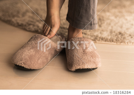 房間的鞋子也很擁擠。 18316284