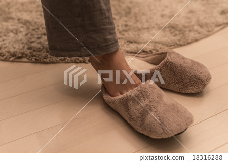 房間的鞋子也很擁擠。 18316288