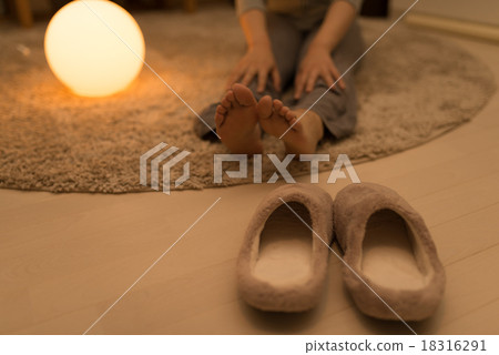 房間的鞋子也很擁擠。 18316291