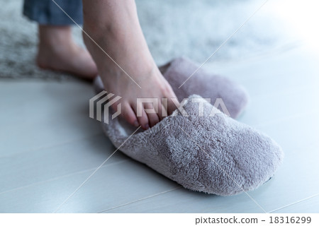 Room shoes are also crowded. 18316299