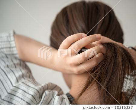To tie the hair To tie the hair 18316327