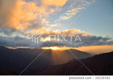 日出/光點（來自Kisawa村德島縣Kenzu超市道路“德島的Heso”） 18316382