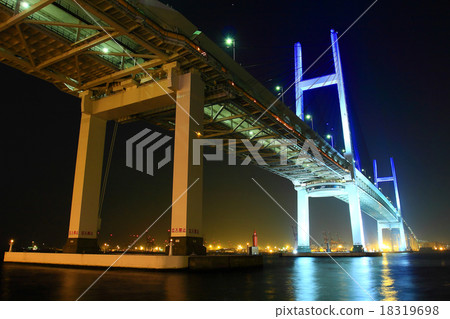 抬頭看橫濱灣大橋 18319698