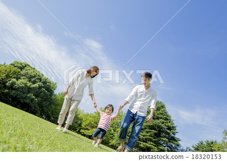 三個家庭手拉手穿過公園 18320153