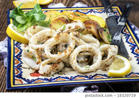 Fried Squid Rings with Potatoes 18320719