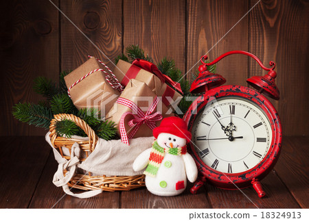 Christmas gifts and tree with alarm clock Christmas gifts and tree with alarm clock 18324913