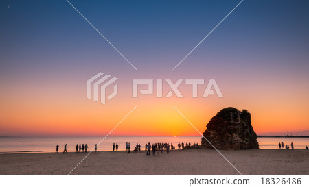 晚上在Inasa海灘 18326486