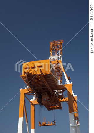 Large crane blue sky back 18333544