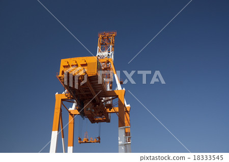 大起重機藍天后面 18333545