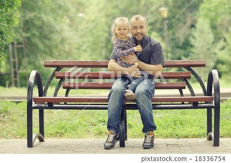 Dad walks with her daughter in the park 18336754