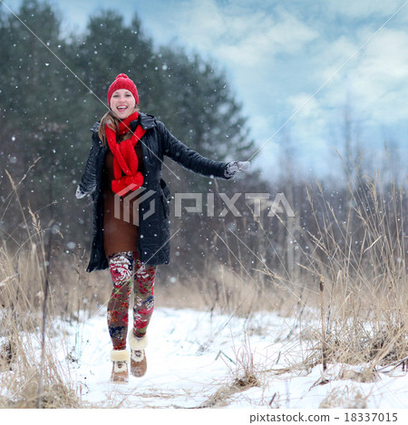 happy girl winter snow runs happy girl winter snow runs 18337015