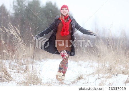 happy girl winter snow runs 18337019